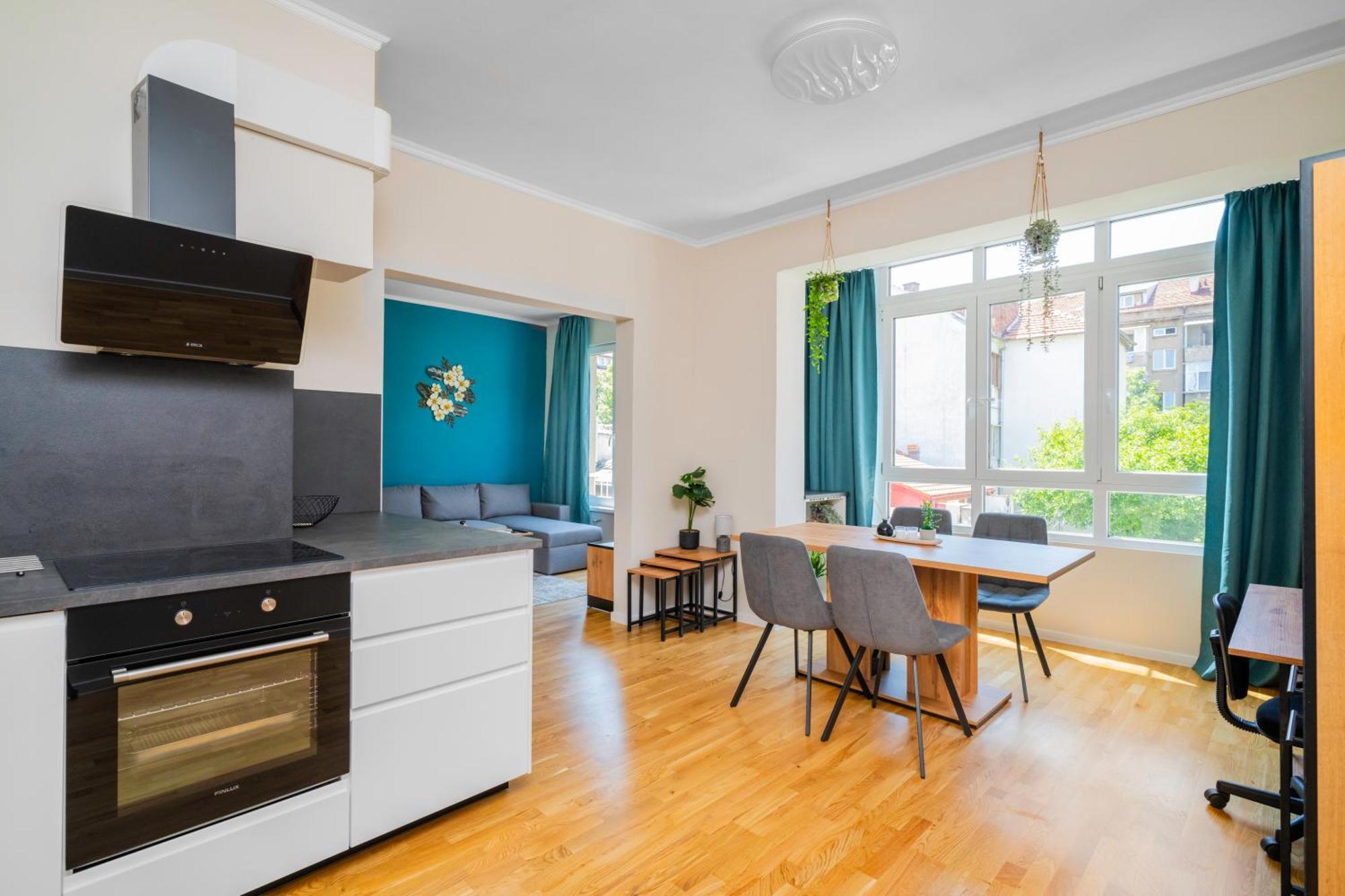 Spacious 2bd Near Ndk With Workspace Appartamento