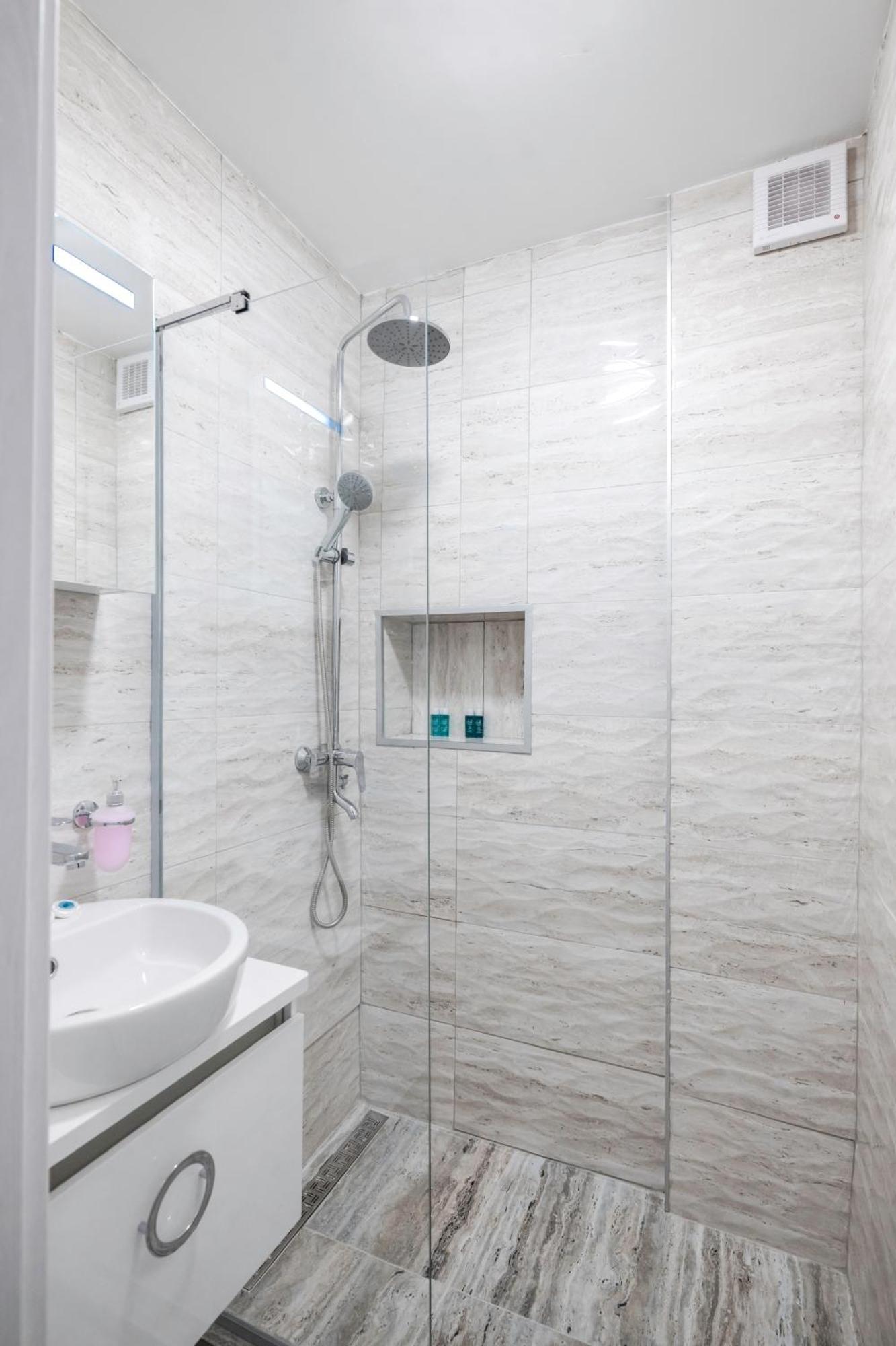 Spacious 2bd Near Ndk With Workspace