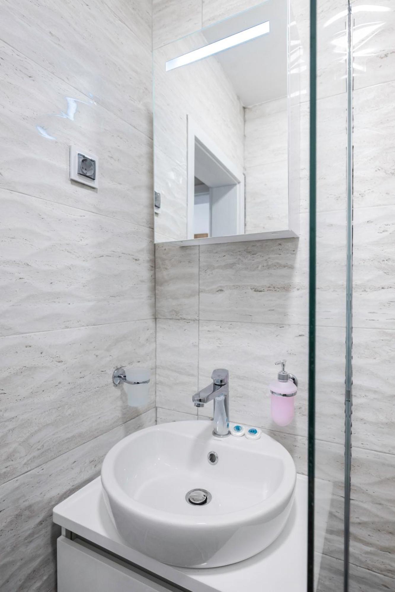 Spacious 2bd Near Ndk With Workspace Apartament
