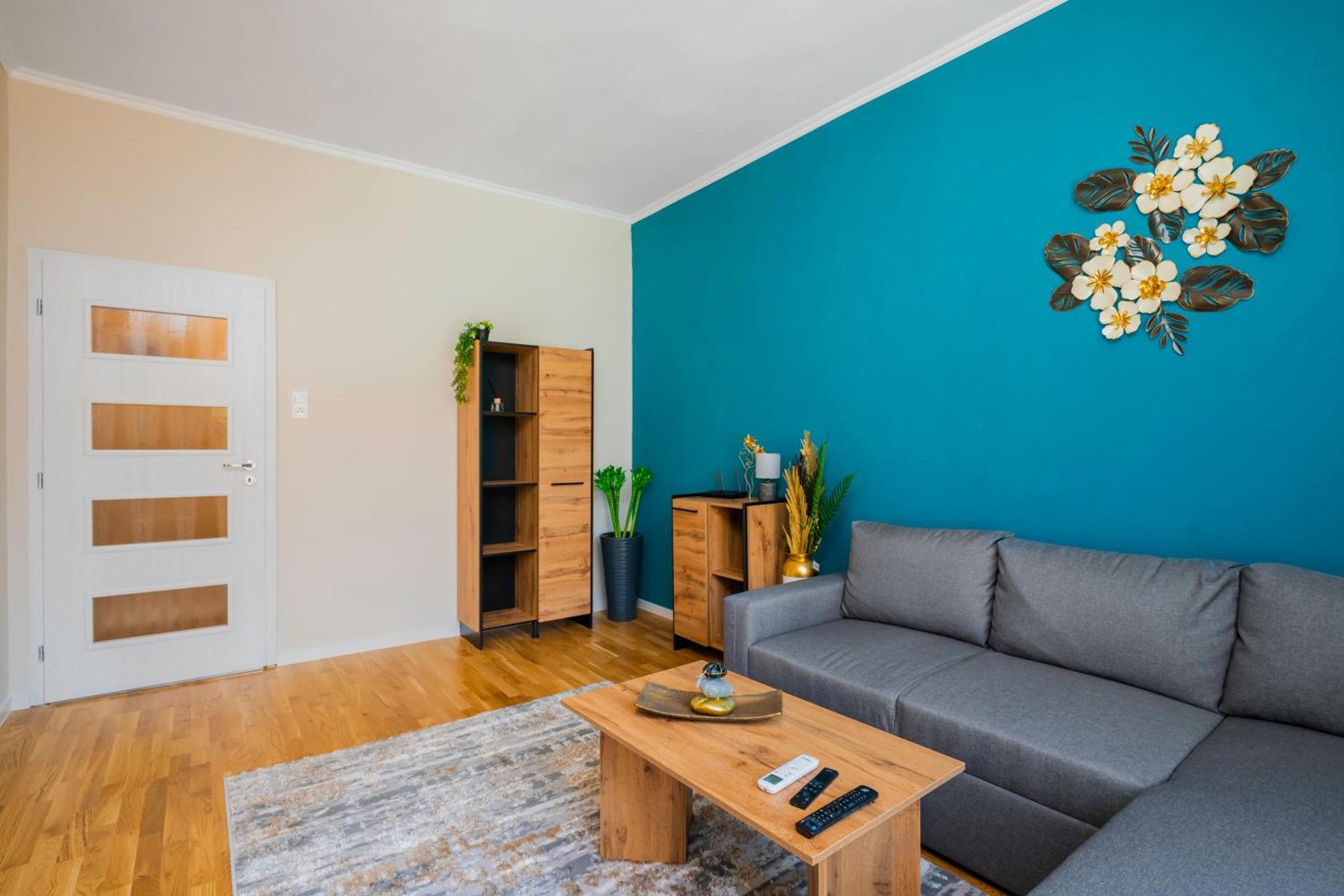 Spacious 2bd Near Ndk With Workspace *