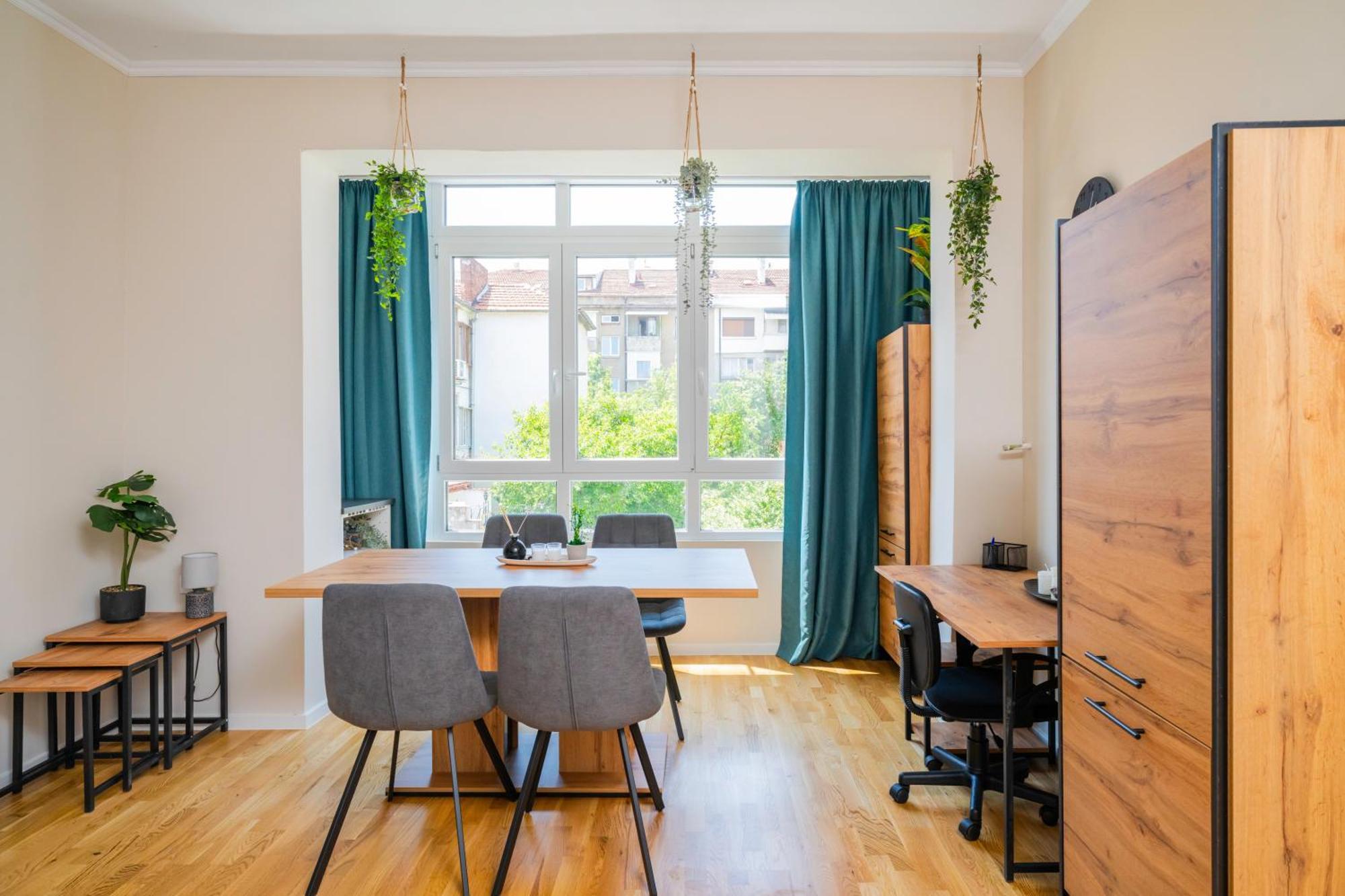 Spacious 2bd Near Ndk With Workspace Apartament *