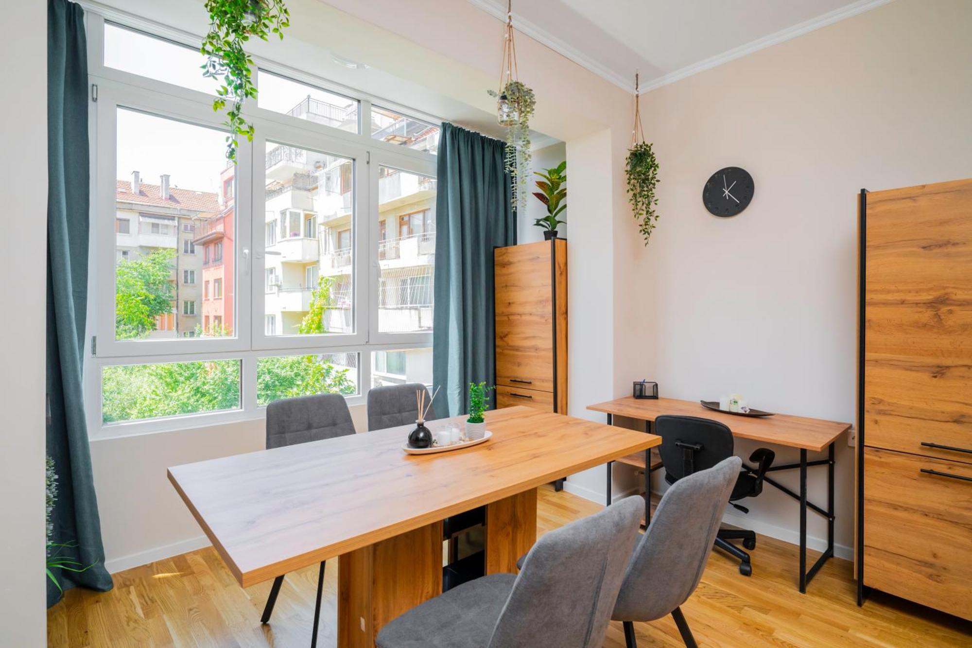 Spacious 2bd Near Ndk With Workspace *